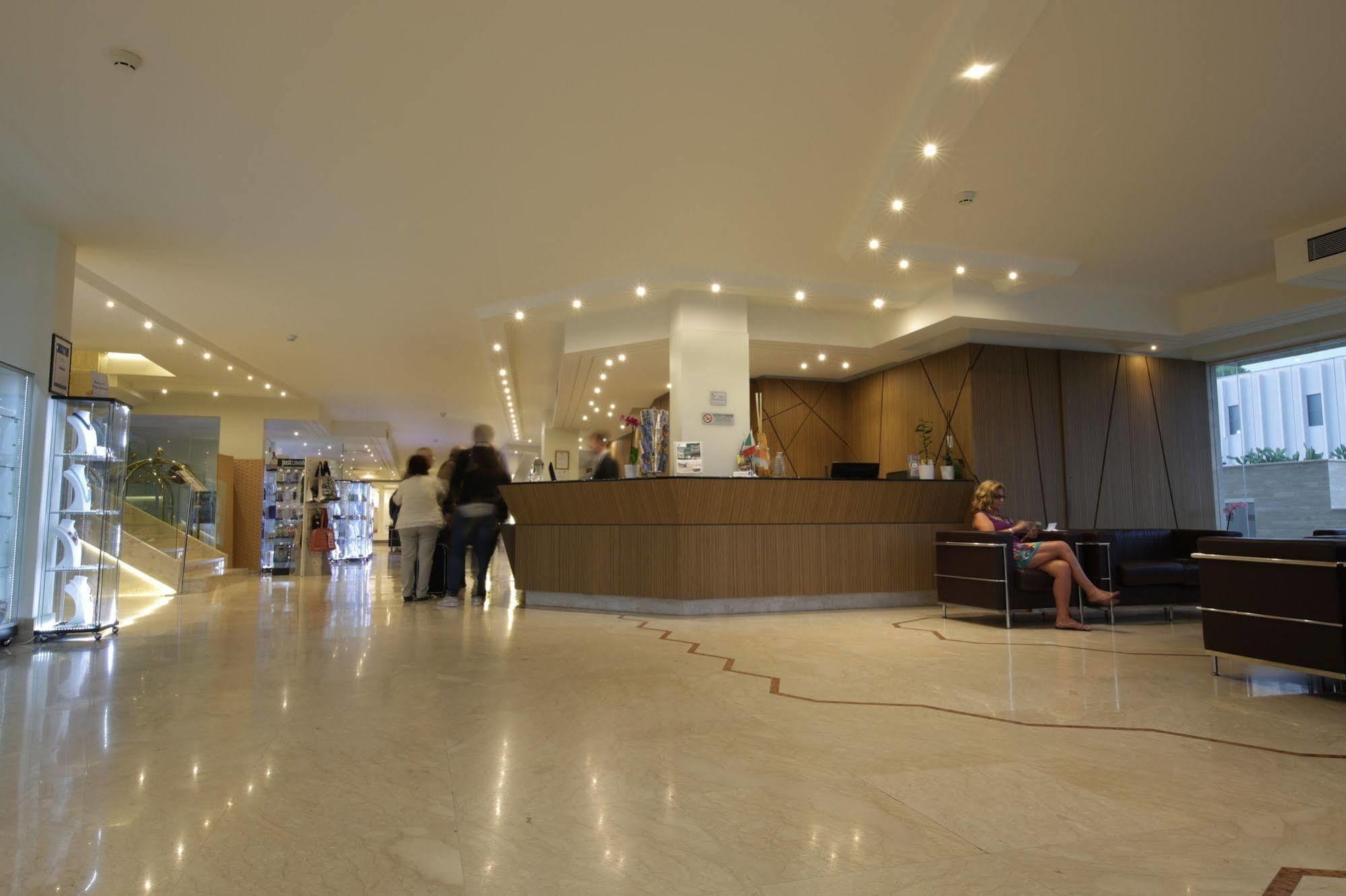 Hotel International Airport 4*