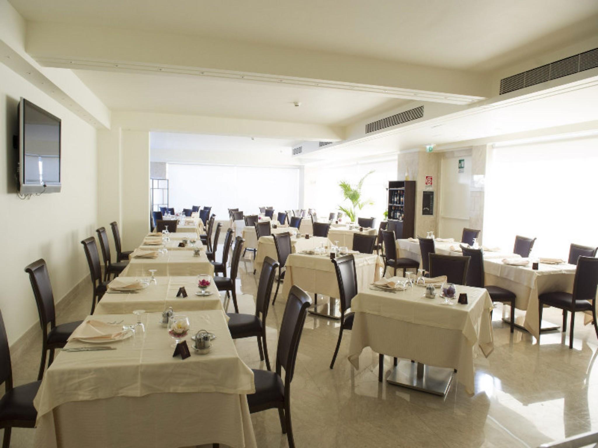 Hotel International Airport 4*